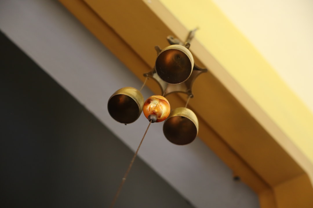 風鈴の風水効果｜音で邪気を払う正しい使い方と素材・方角別ガイド